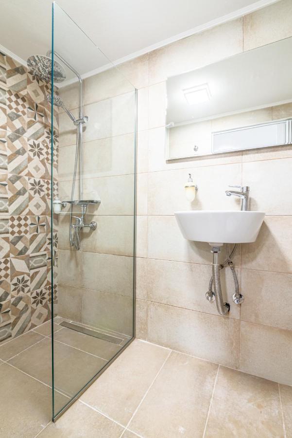 New Loft In The Heart Of City Center Heraklion  Bagian luar foto